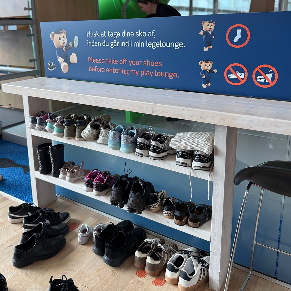 Skoene på hylden og så afsted